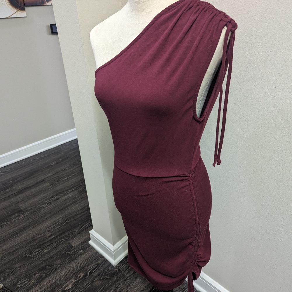 Lulu's dress w/One Drawstring Shoulder Midi Dress/Size (S)